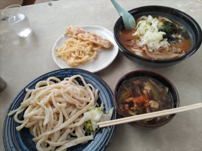 お昼はうどん屋さん