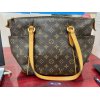 ♪定番モノグラム高価買取♪　【LOUIS VUITTON　ルイ・ヴィトン　M56688　トータリーPM　トートバッグ　ショルダー　モノグラム】高価買取させて頂きました!!　モノグラム・ダミエ・アズール・グラフィット・アンプラント・エピ・タイガ・ヴェルニ・デニム・グラフィティ・ミロワール・などなどヴィトン製品は久里浜の大黒屋にお任せください(^-^)!!