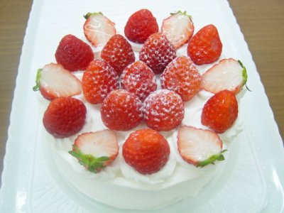 苺いっぱいのデコレーションケーキです。