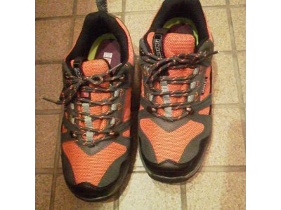 オレンジ色の運動靴