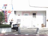 白い壁のお店です。　大谷田カフェエターブルサクラ