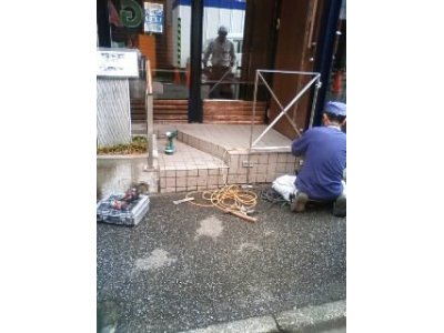 店舗入口手すり取付工事②