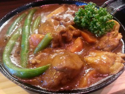 本日25日（水）は17：30より営業いたします。  『鶏ももピリ辛焼きカレー』はハイボールがおすすめです！