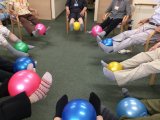 皆さまボールをはさんでレッツゴー
