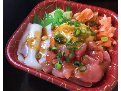 三色ユッケ丼