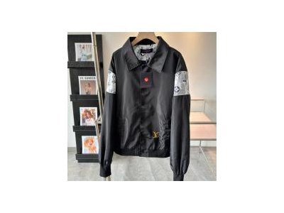 LOUIS VUITTON ジャケット ブラック×ゴールドLVロゴ モダンラグジュアリー ルイヴィトン