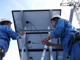陸屋根の架台に太陽電池モジュールの取り付け
