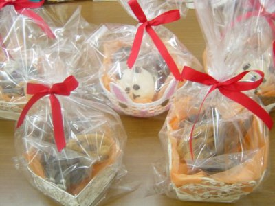 ハートのカゴとアニマルバターケーキ・アニマルクッキー・ハートのクッキーがかわいいと言って、かご入り焼き菓子詰め合わせをご予約いただきました。