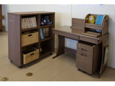 ヒノキの机とオープンシェルフの組み合わせ例