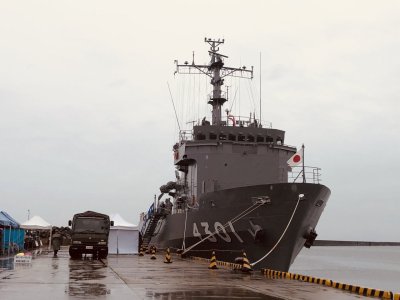 寺泊港に自衛隊の多用途支援艦のひうちが停泊。