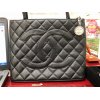 人気のヴィンテージシャネル　高価買取☆　【CHANEL　シャネル　復刻トート　キャビアスキン　シルバー金具　ブラック　中古美品】高価買取させて頂きました!!　断捨離　生前整理　遺品整理　財産整理　形見分け査定などの依頼が非常に増えてきております☆　ブランドバッグ・ジュエリー・貴金属・腕時計・ふるいお品物・アンティーク品・カメラや切手に至るまで…専門の買取査定士が一括対応しますのでとても効率的かつ高値での買い取りが可能です!!