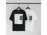 Maison Margiela Tシャツ ブラック ロゴ プリント テキストアート モダンカジュアル メゾンマルジェラ