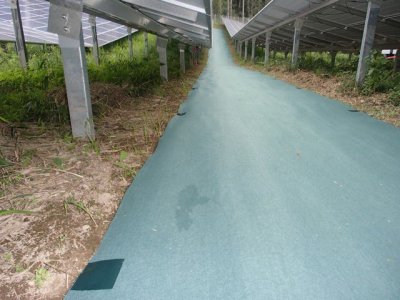 太陽光発電所の防草シート設置作業承っております。