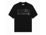 Maison Margiela Tシャツ タイポグラフィ&ドット装飾 独特デザイン 描く メゾン マルジェラ
