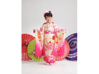 松田聖子の着物とドレスで七五三記念写真。山形県米沢市の写真館で撮影後、神社に参拝