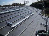 シャープ製太陽光施工中② YSⅡ工法(H支持金具工法)