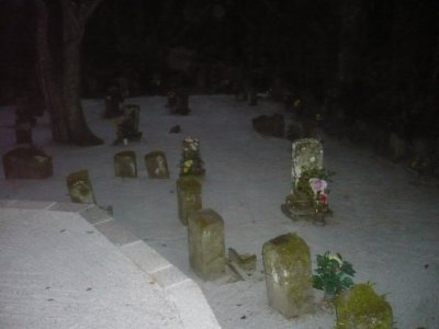 新島　墓地　墓石
