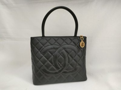 大黒屋 秦野店です。 4月23日（日） 本日も皆様のご来店、心よりお待ちしております！  【CHANEL シャネル 復刻トート】  ブランドバッグ ・ブランド時計 中古品 買取強化中！！