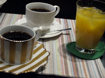 ブレンドコーヒー/カフェラテ/ジュース