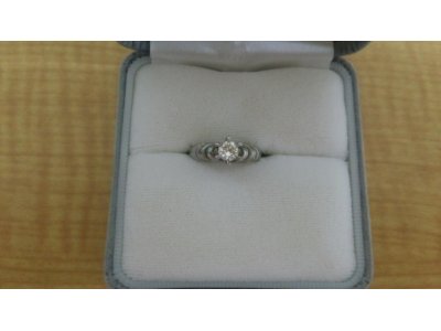 ダイヤ指輪買取しました。質岡崎質屋岡崎市貴金属ジュエリー金プラチナダイヤモンド時計ロレックスオメガブランドバックルイヴィトンシャネルエルメス携帯スマートフォン商品券株主優待券図書カードクオカードのお買取は地域No.1安心高価買取&質の大黒屋質岡崎店にお任せ下さい。