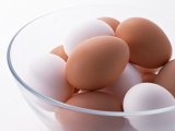 【白い卵と赤い卵　実は栄養価は同じでした】
