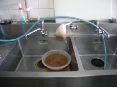 会館の厨房給湯管洗浄