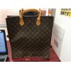【LOUIS　VUITTON　ルイ・ヴィトン　M51140　サックプラ　トートバッグ　新型　モノグラム　中古美品】お買取させて頂きました(^-^)!!　ルイ・ヴィトン　モノグラム　ダミエ　ダミエ・アズール　ダミエ・グラフィット　タイガ　エピ　ヴェルニ　などの定番ラインは常時、高額買取中!!　点数が多い場合などは出張買取もご利用下さい。　出張料・手数料は一切かかりません。まずはお電話を!!　046-838-6031まで。