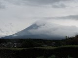 小雨降る中の富士