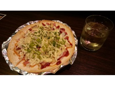 本日5日（月）は17:00より営業いたします。 たまに写真のようなピザをまかないで食べてます。 
