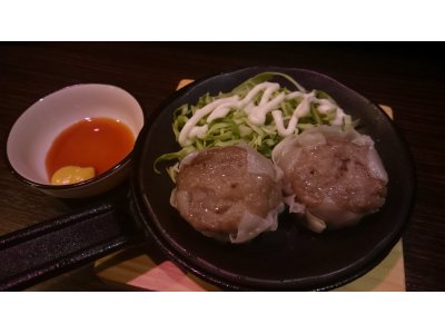 本日19日（木）は17：30より営業いたします。  写真は『ジャンボ肉シュウマイ（390円）』です。 新商品随時開発中です。