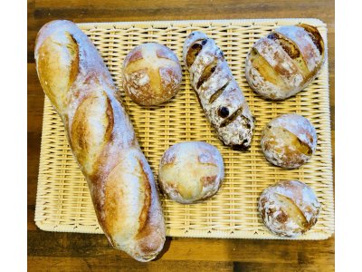 天然酵母系のパンが開店時(１０時)に焼き上がります。