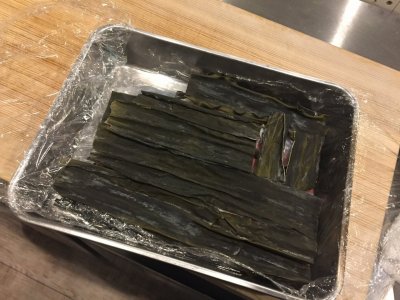 〆る