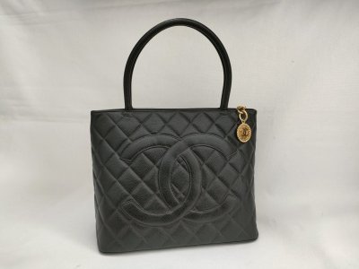 大黒屋 秦野店 です。  11月1日(金）  本日も皆様のご来店、心よりお待ちしております！  【シャネル 復刻トート 】  ブランド時計 ・ブランドバッグ 中古品 買取強化中！！