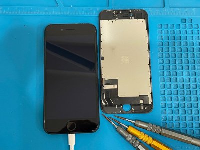 今回の修理案件はiPhoneSE2液晶表示不良修理です!