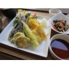 本日の日替わりランチは「夏野菜とイカの天ぷら盛り合わせ」です。