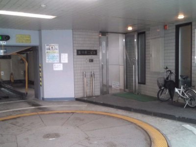 診療所の入り口（音羽第二ビルへの入り口は立体駐車場の右奥にあります。）