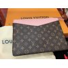 ☆ヴィトンの新作商品・高価買取☆　【LOUIS　VUITTON　ルイ・ヴィトン　モノグラム　M62942　デイリー・ポーチ　ローズプードル　クラッチバッグ　新品】高価買取させて頂きました!!　ヴィトンの新品製品の売却は当店にお任せください!!　国内定価税抜き価格の80%～85%(時期や品物によって変動有)の高価買取が可能です。詳しくはスタッフまでお尋ねください。