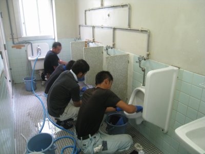 学校のトイレ特殊清掃(YOMIGAERU工法)