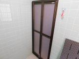 浴室中折ドア破損　修理不能に付　カバー工法で新品中折ドアに交換！