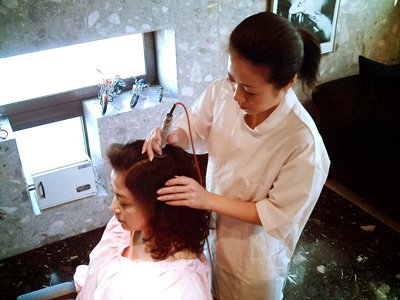 抜け毛やボリューム感が気になる方に。髪の悩みを根本から改善するスカルプケアコース