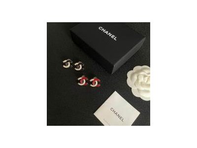 豪華デザイン CHANEL ピアス レッドホワイト CCロゴ ゴールドフレーム シャネル