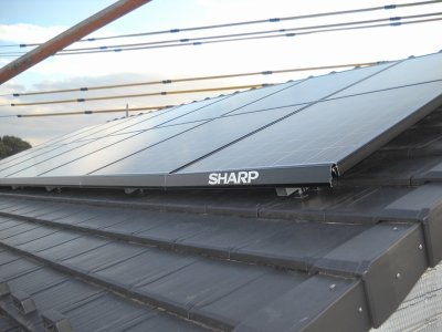 シャープ製太陽光施工中⑤ 太陽電池モジュールの取付完成