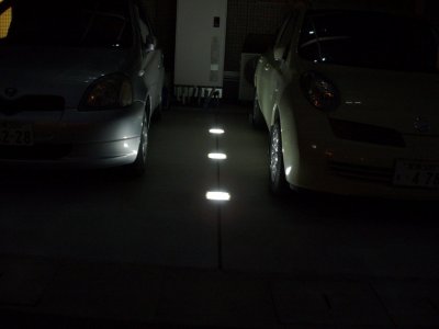 車庫のコンクリ－ト土間にLEDです。