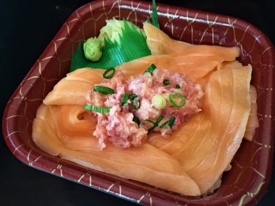 サーモンねぎとろ丼