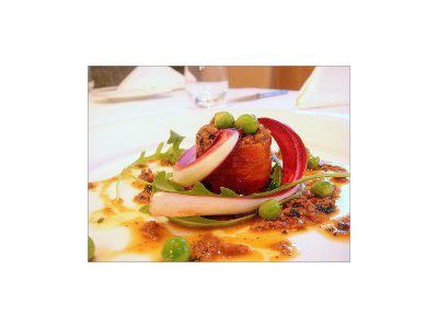 パンチェッタで巻いたホロホロ鳥のロートロ、 軽く仕上げたサルサペヴェラーダ、春野菜とともに。