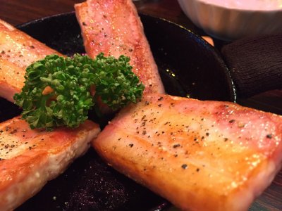 本日2日(月)は17:00より営業いたします。 【商品紹介】厚切りベーコン