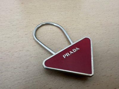 プラダ 三角プレートキーホルダーのお買取