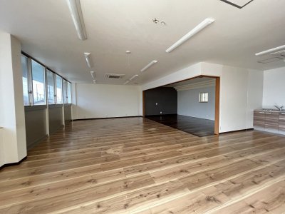 詫間町詫間にある郵便局やコンビニが並ぶ幹線道路にあるテナント