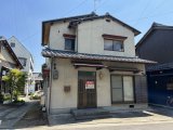 賀茂神社の参道に並ぶ中古住宅