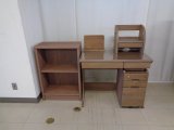 ヒノキの机と低い本棚の組み合わせ例
